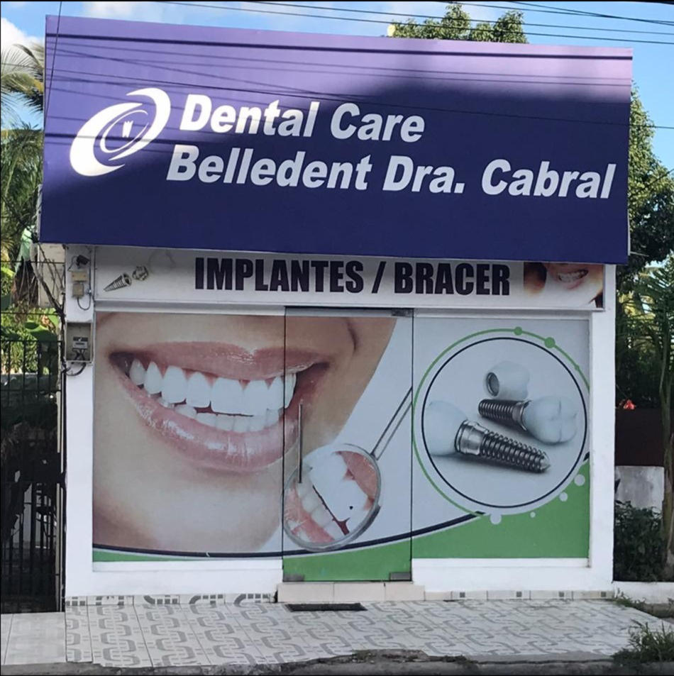 Entrada clínica dental Boca Chica
