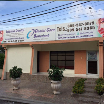 Entrada clínica dental invivienda en Santo Domingo Este